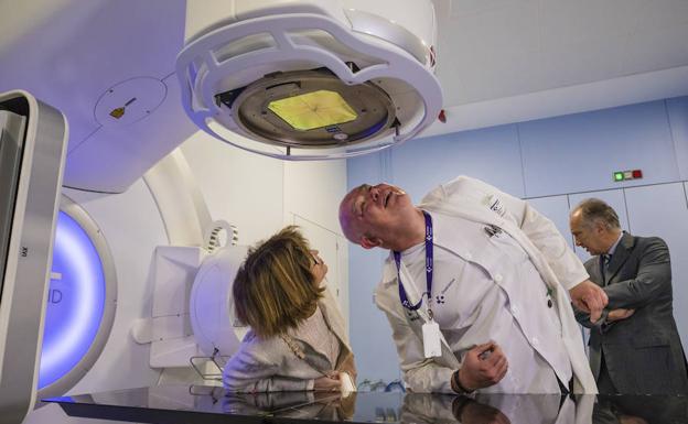 Mil alaveses recibirán cada año radioterapia con aceleradores más rápidos y seguros