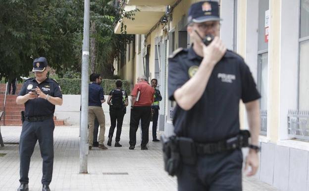 Arranca un trozo de cuero cabelludo de un mordisco a su encargado en una discusión en Sagunto