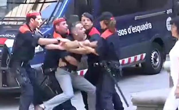 Un tío de la víctima de 'La Manada de Manresa' intenta agredir a los acusados