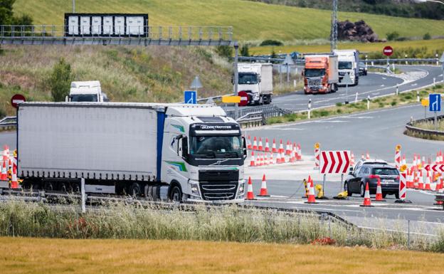 Los camiones abandonan la N-1 y colapsan la autopista entre Burgos y Álava al ser gratuita