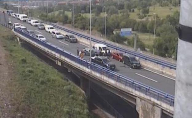 Un accidente múltiple en la A-8 en Bilbao causa retenciones durante dos horas