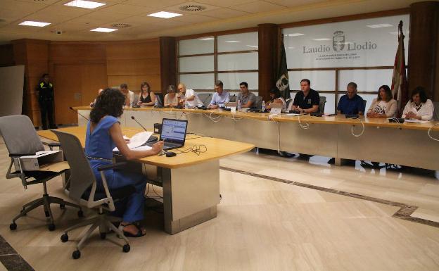 Los sueldos centran el debate del primer pleno en Llodio