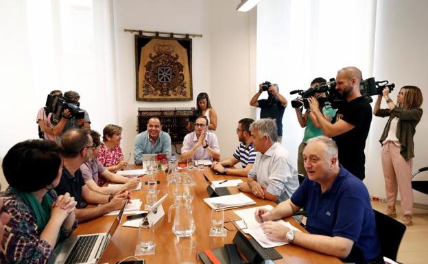 El PSOE alcanza un acuerdo para gobernar Navarra con Geroa Bai, Podemos e Izquierda Unida