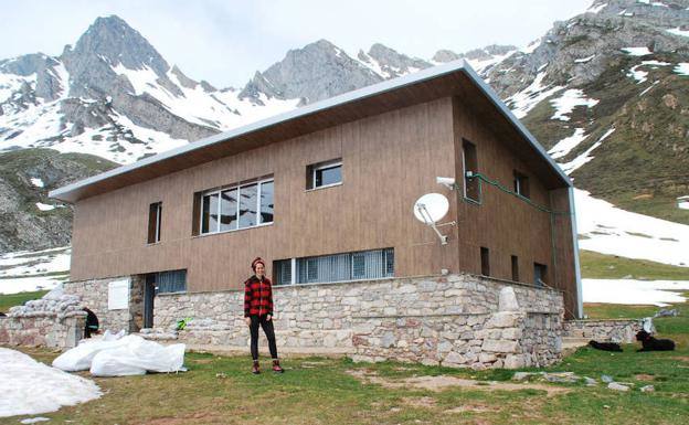 Tania Plaza, la única mujer responsable de un refugio de montaña en España
