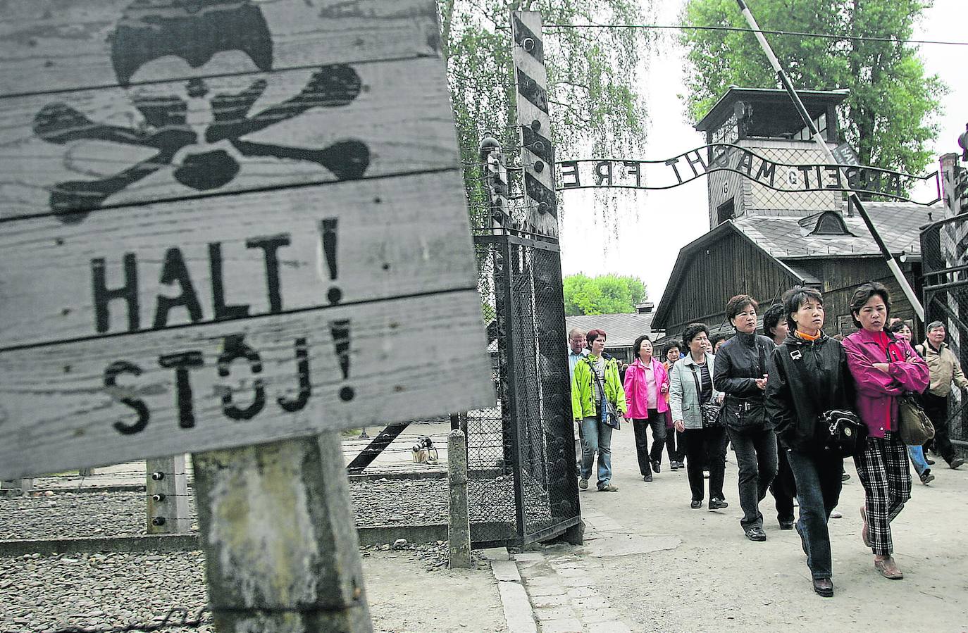 Auschwitz quiere erradicar los selfis y las «bromas estúpidas» de sus 2,15 millones de turistas anuales