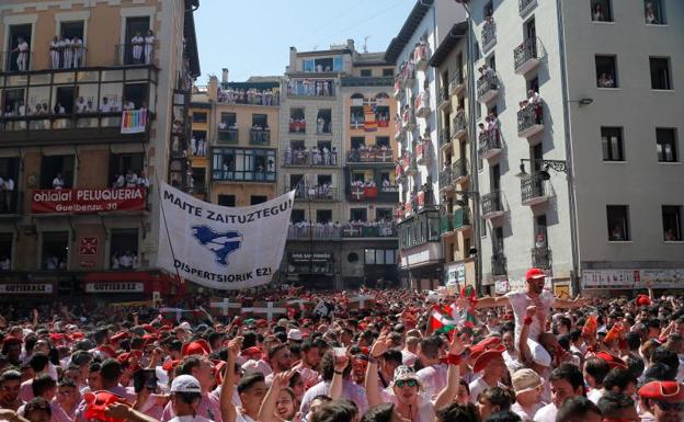 La Policía impide a Bildu y Geroa Bai colocar una ikurriña en el balcón del Ayuntamiento durante el chupinazo