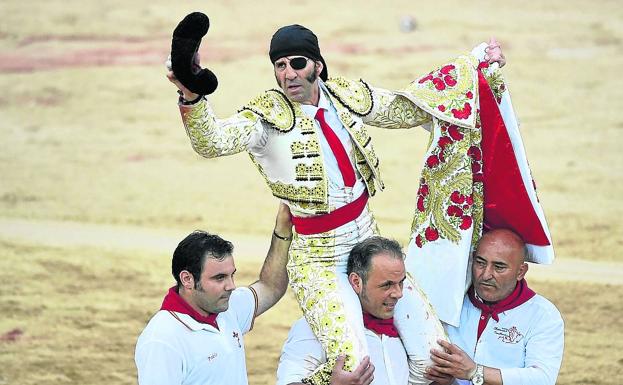 Padilla se recupera de una operación por la cornada de 2011