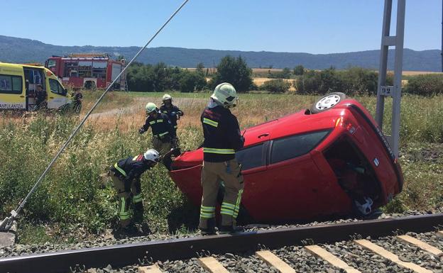 Un herido tras salirse de la calzada y caer sobre las vías del tren en San Millán