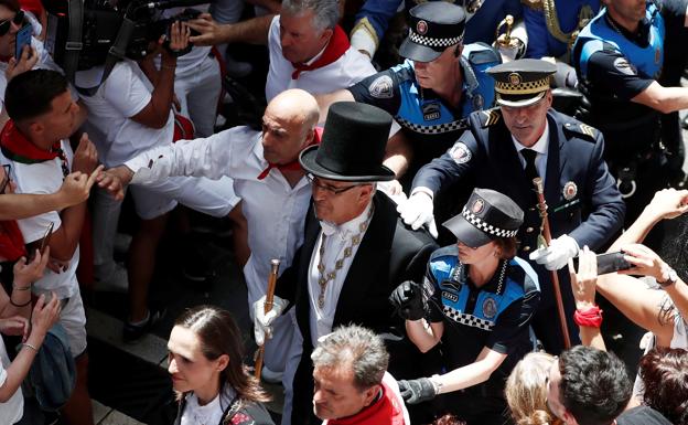 Insultan e increpan al alcalde de Pamplona durante la procesión de San Fermín