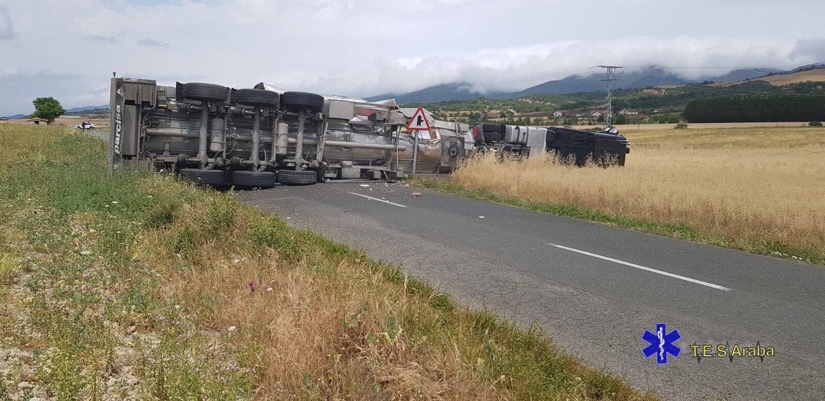 El vuelco de un camión de leche corta una carretera en Asparrena