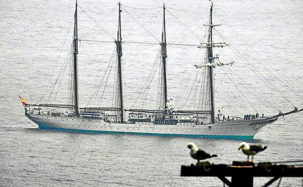 El 'Juan Sebastián Elcano' a su llegada el jueves a Getxo./l. calabor
