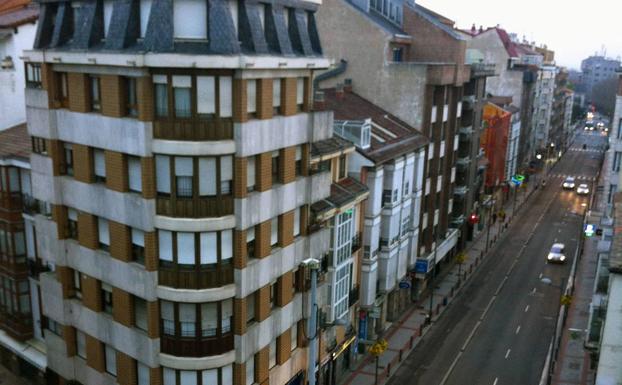 Dos jóvenes, uno menor, asaltan a una mujer en la calle Francia