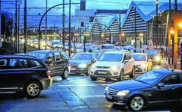 En Lakua y Zabalgana conducen un Renault y en Mendizorroza, un Mercedes o un BMW