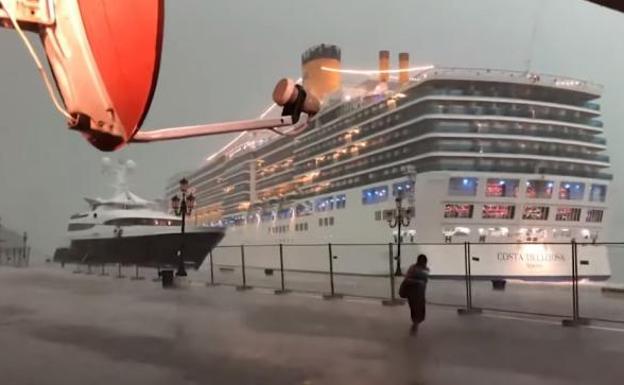 Un gigantesco trasatlántico da un nuevo susto en los canales de Venecia