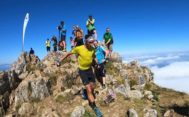 Aritz Egea logra el récord de subida y bajada al Txindoki en bici y corriendo