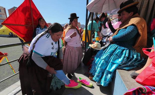 Del mercado a la cancha, las 'caseritas' bolivianas se ponen la camiseta