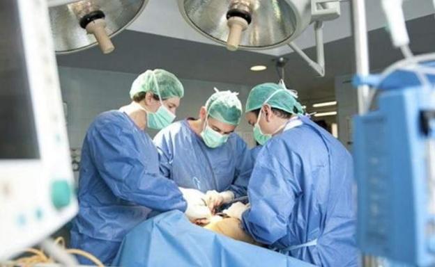 Médicos operando en un quirófano./Efe