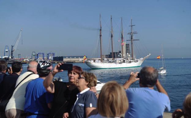 El 'Juan Sebastián Elcano' leva anclas tras recibir a miles de personas en Getxo