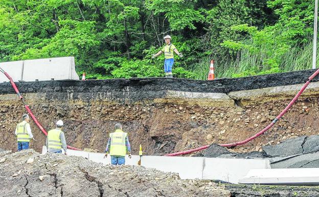 El hundimiento de un carril cierra la A-67 cerca de Torrelavega y colapsa la circulación