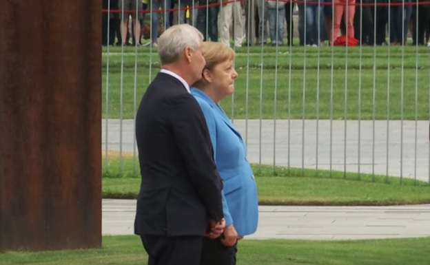 Merkel tiembla en un acto público por tercera vez