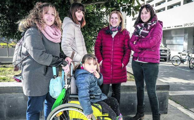 Álava devolverá el IRPF al centenar de madres que lo reclamaron primero