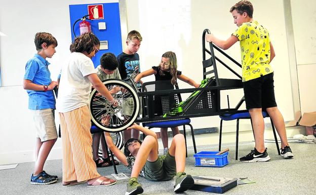 Escolares de 8 a 12 años aprenden a montar un coche eléctrico en la 'cantera' de la automoción