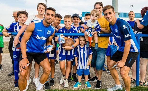 La afición albiazul se vuelca en el primer entrenamiento a puerta abierta de la temporada