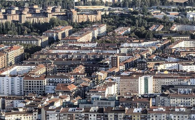 Adiós a la red eléctrica grapada en fachadas o patios interiores del barrio de Coronación