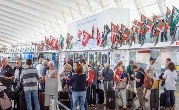Los sindicatos desconvocan los paros de mañana en Loiu y vuelven a negociar