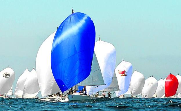 La flota del Mundial de vela invade Getxo