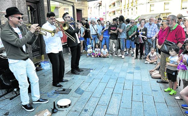 Banda sonora de jazz en las calles de Vitoria