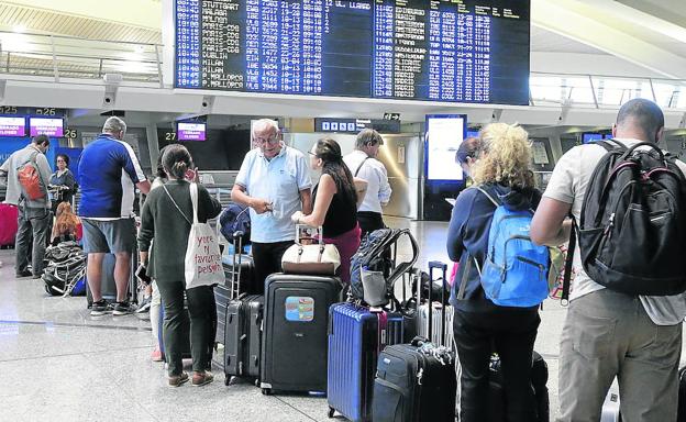 Los sindicatos desconvocan los paros de hoy en Loiu para volver a negociar con Aena