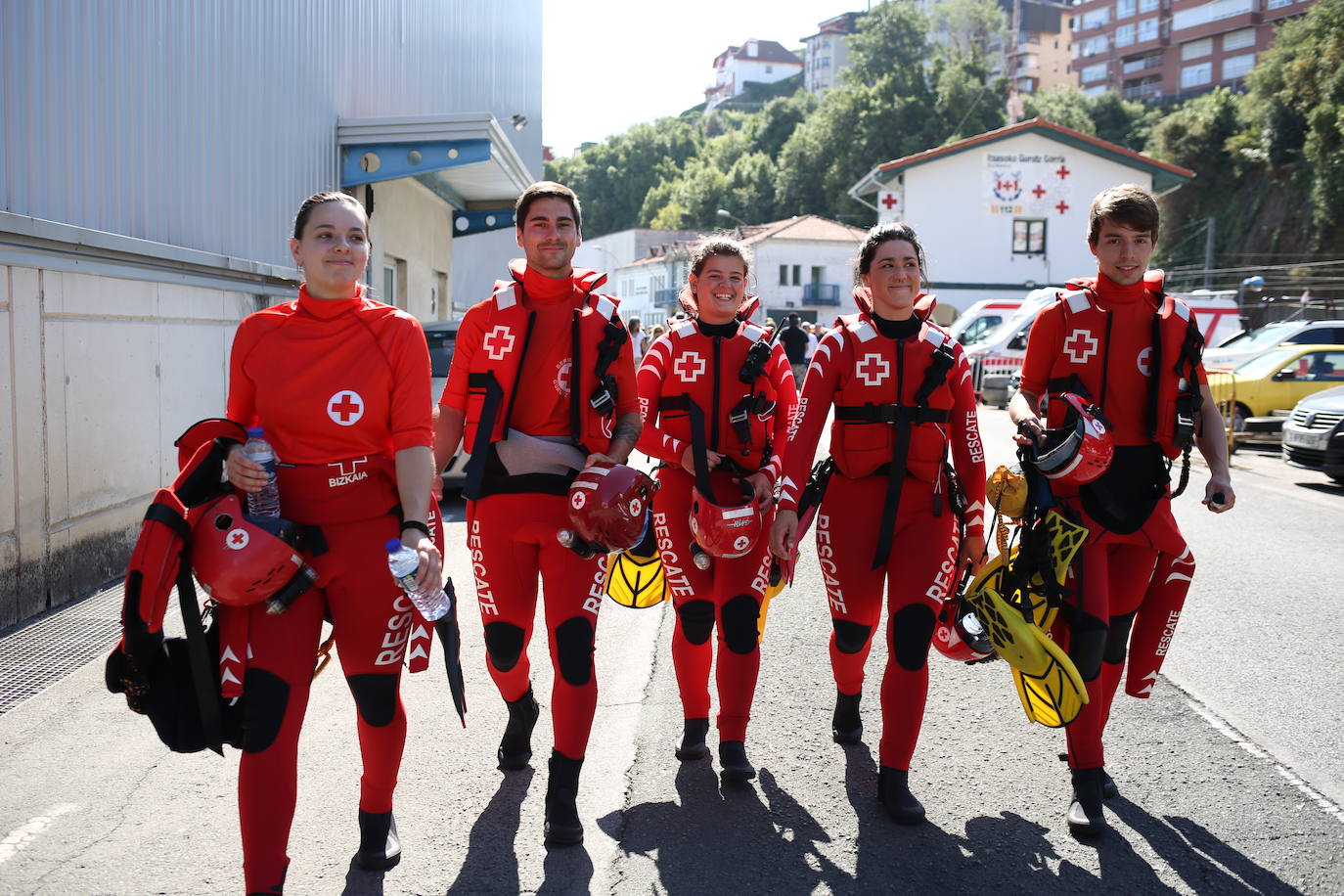 La Cruz Roja se sumerge en San Juan de Gaztelugatxe para agasajar a su 'Amatxu'