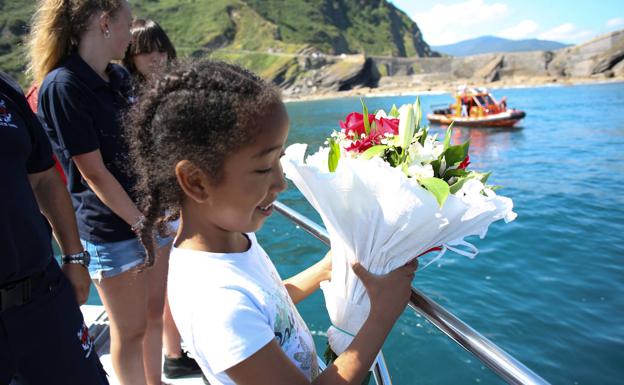 La Cruz Roja se sumerge en San Juan de Gaztelugatxe para agasajar a su 'Amatxu'