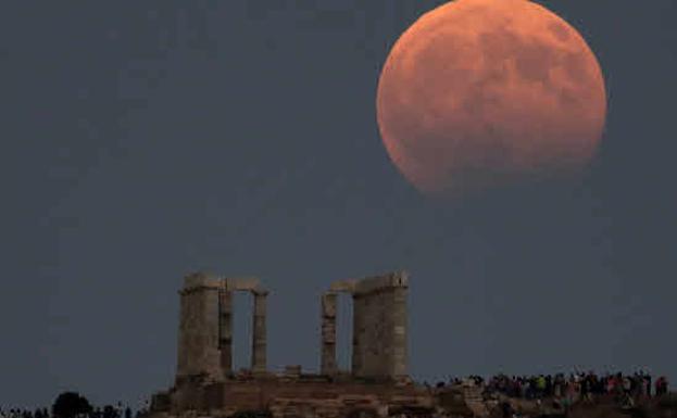 Un eclipse de luna parcial será visible este martes desde España