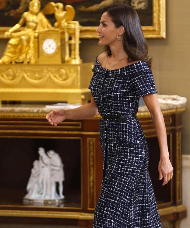 La reina de las rebajas: el último e impecable look de Letizia cuesta 20 euros