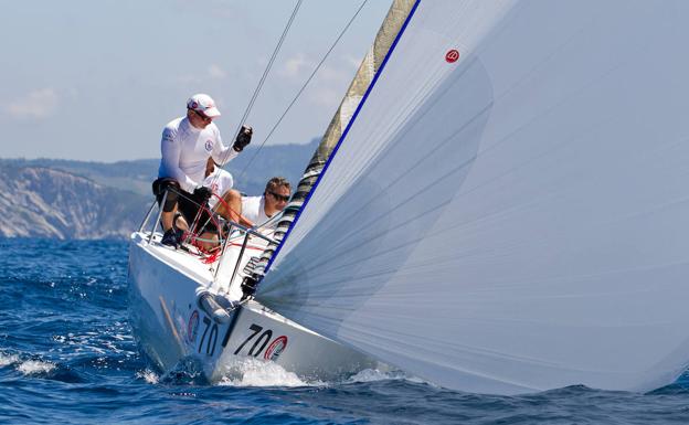 Los regatistas españoles amenazan al líder Laouenan en el Mundial de Getxo