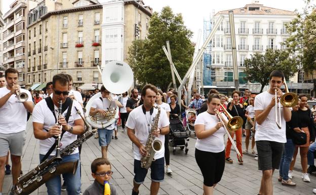 Jazz a todo ritmo por las calles de Vitoria