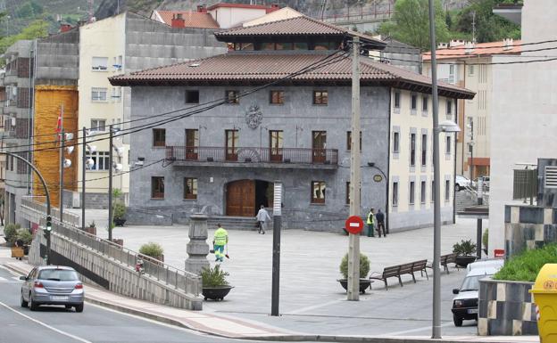 Un exalcalde de Alonsotegi admite pagos irregulares ante la juez, pero dice que no hubo daño para el Consistorio