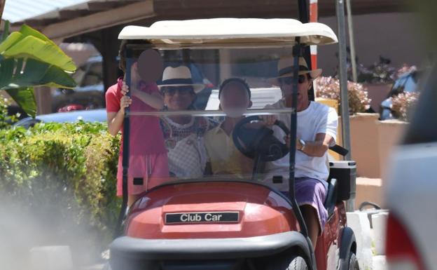 Aznar luce tipo en las playas de Marbella