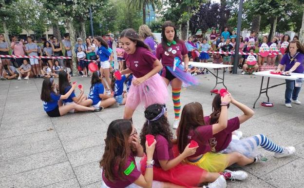 Los 'peques' se desmelenan en las fiestas de Santurtzi a golpe de magia y destreza