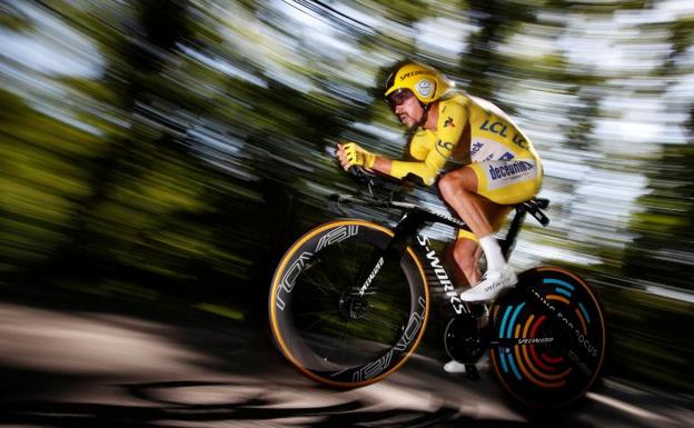 Alaphilippe gana la 'crono' y revoluciona el Tour