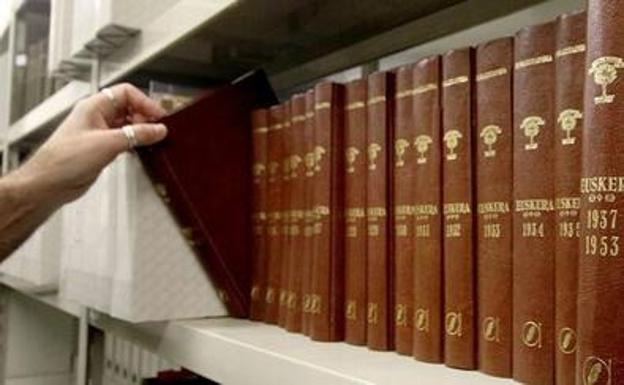 Euskaltzaindia completa en 1.500 páginas la gramática vasca más extensa hasta la fecha