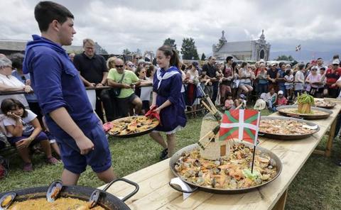 Los organizadores de paellas de Aixerrota compran toldos ignífugos