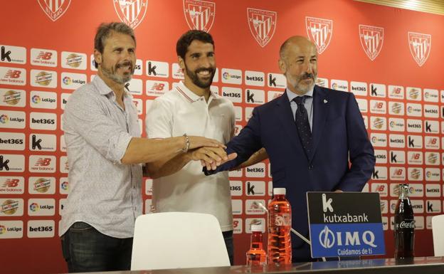 Raúl García promete «si cabe más responsabilidad y compromiso» tras firmar un año más con el Athletic