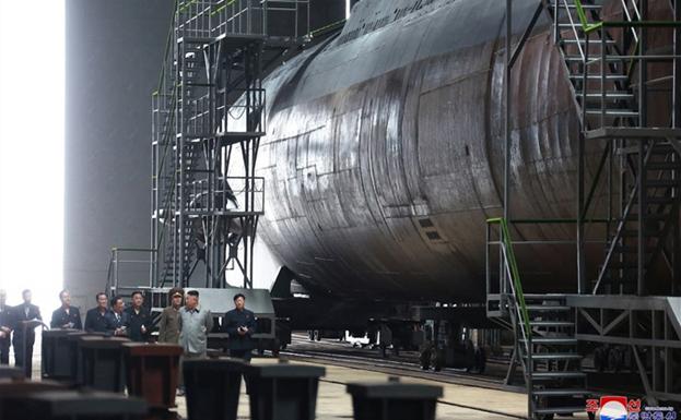 Kim presiona a EEUU con la construcción de un nuevo submarino