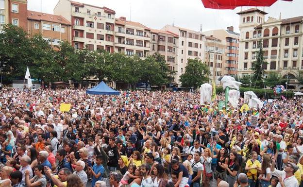 Barakaldo celebra la participación masiva en fiestas, que tuvo con Lola Indigo su mayor asistencia