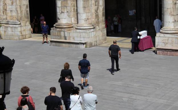 Azpeitia despide con emoción al niño de 4 años que fue hallado muerto en la bañera