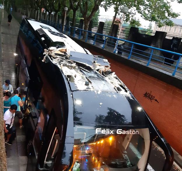 Un autobús se empotra en el túnel de San Antonio en Vitoria