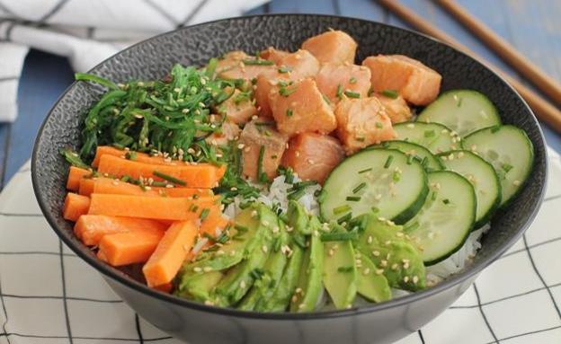 Así puedes cocinar poké de salmón, el plato hawaiano de moda
